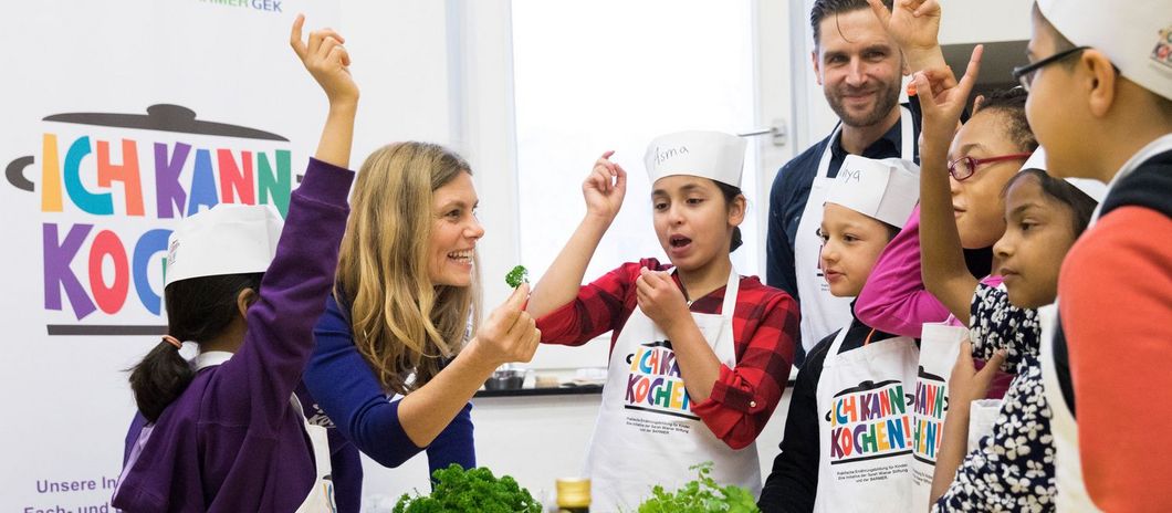 Sarah Wiener probiert Kräuter mit Kindern 