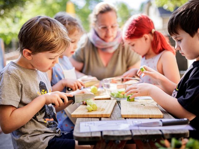 Foto: Sarah Wiener Stiftung | photothek Kinder schneiden Gemüse