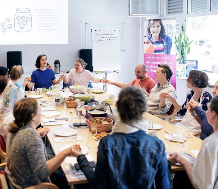 Foto: Sarah Wiener Stiftung | photothek Fortbildungsgruppe beim gemeinsamen Mittagessen