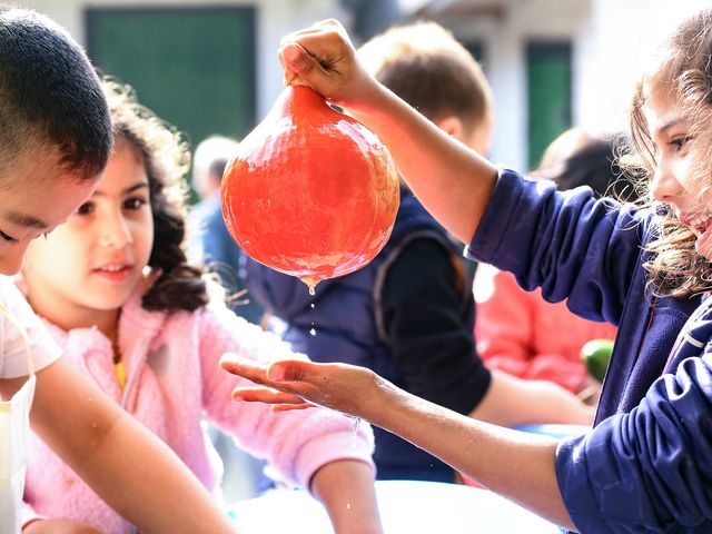 Foto: Charlotte Fischer Ein Kind hält einen Kürbis in die Höhe