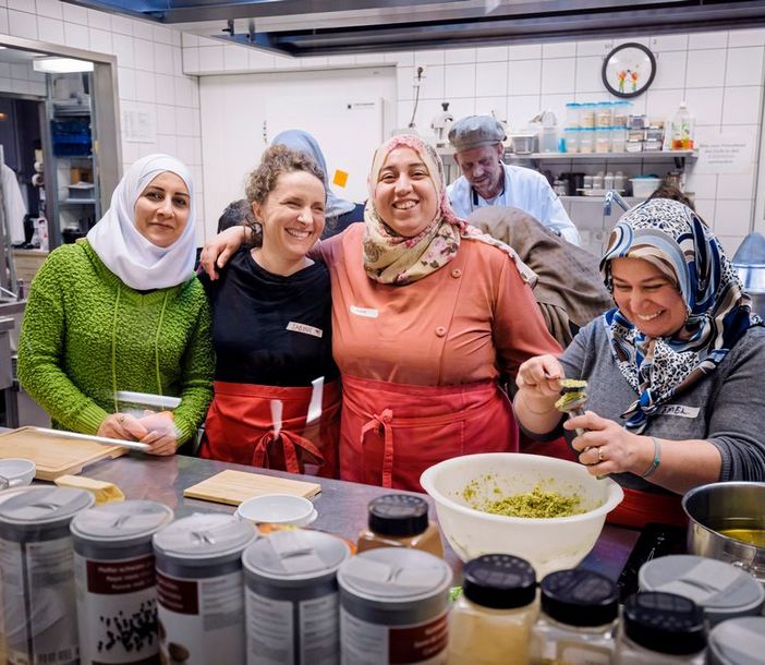 Foto: Sarah Wiener Stiftung | photothek Frauen kochen gemeinsam im Familienzentrum